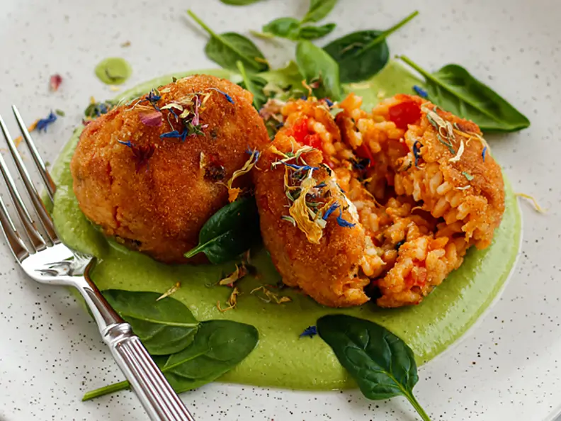 Paprika-Reisbällchen mit grüner Sauce