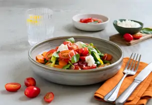 Burrata-Tomatensalat auf italienischem Gemüse