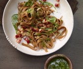 Apfelpasta mit Pesto aus Feldsalat