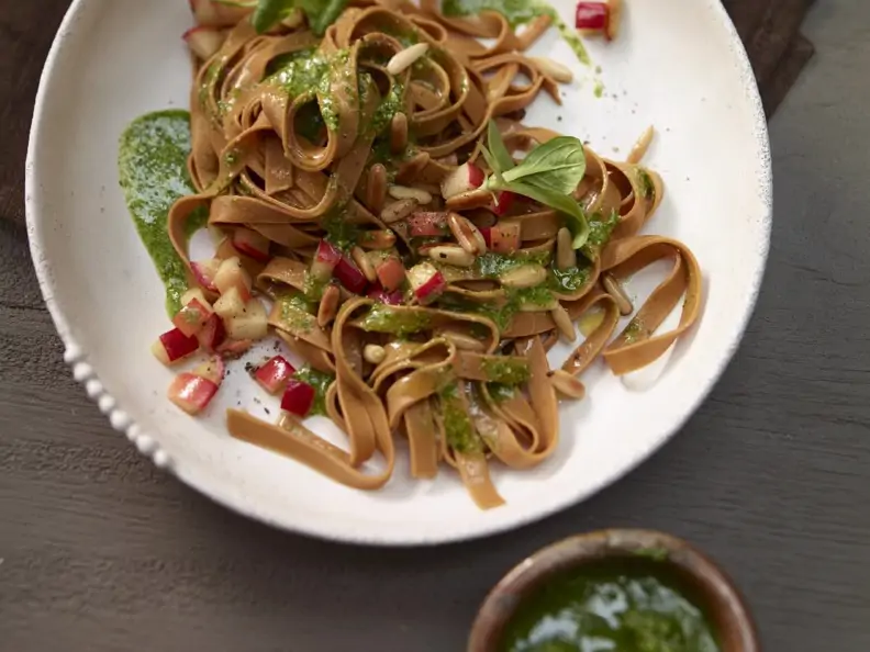 Apfelpasta mit Pesto aus Feldsalat