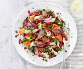 Salat mit Huhn, Süßkartoffeln, Gremolata und Granatapfelkernen