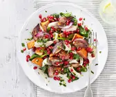 Salat mit Huhn, Süßkartoffeln, Gremolata und Granatapfelkernen