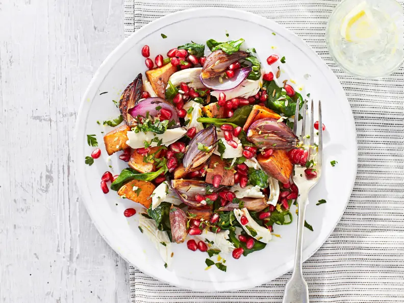 Salat mit Huhn, Süßkartoffeln, Gremolata und Granatapfelkernen