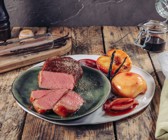 Geschmortes Irish Sirloin-Steak mit Vanilleapfel und Balsamico-Schalotten