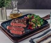 Irish Rib-Eye-Steak mit lauwarmem Rosenkohlsalat und Granatapfel