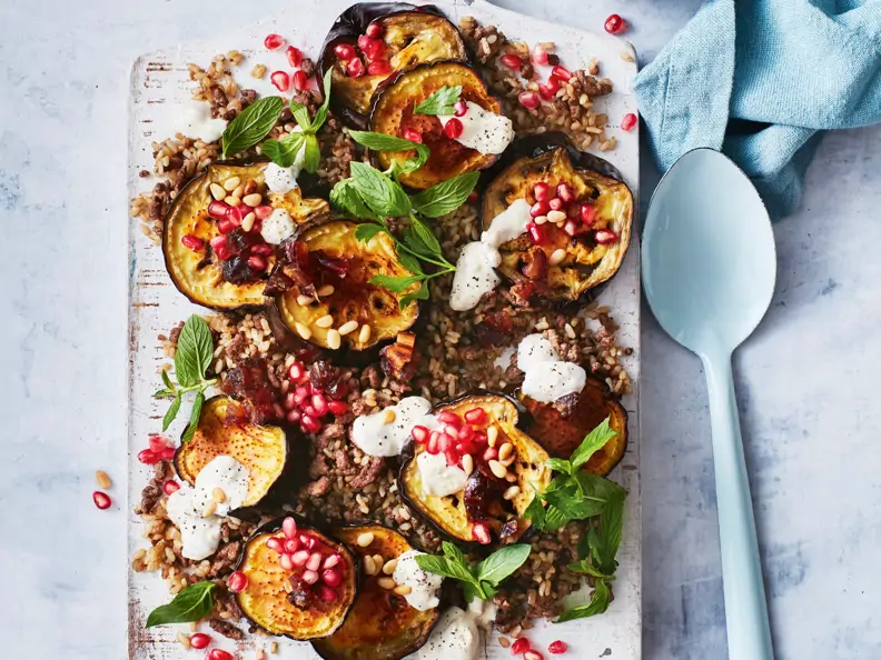 Auberginen auf Reis-Hackfleisch mit Granatapfel