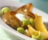 Koteletts mit Lauch und Apfel