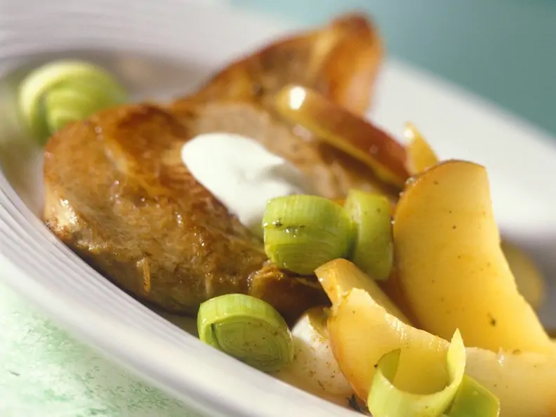 Koteletts mit Lauch und Apfel