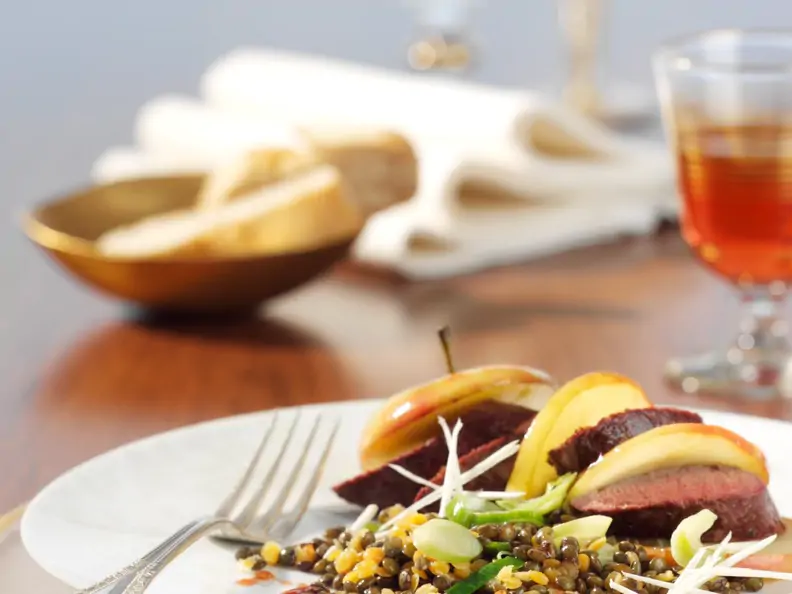 Meerrettich-Linsen-Gemüse mit Bratapfel und Rehfilet