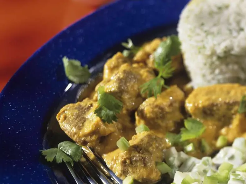 Lamm in Joghurtsauce mit Apfel-Sellerie-Raita und Reis