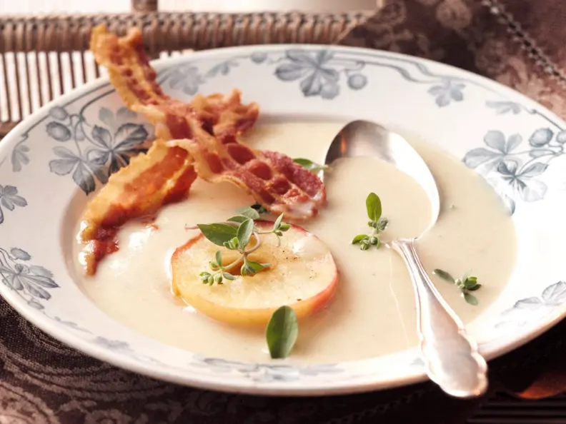 Pikante Apfelsuppe mit Speck