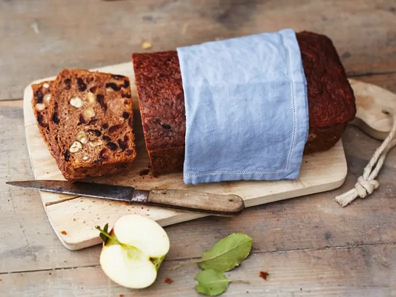 Apfelbrot mit Haselnüssen 