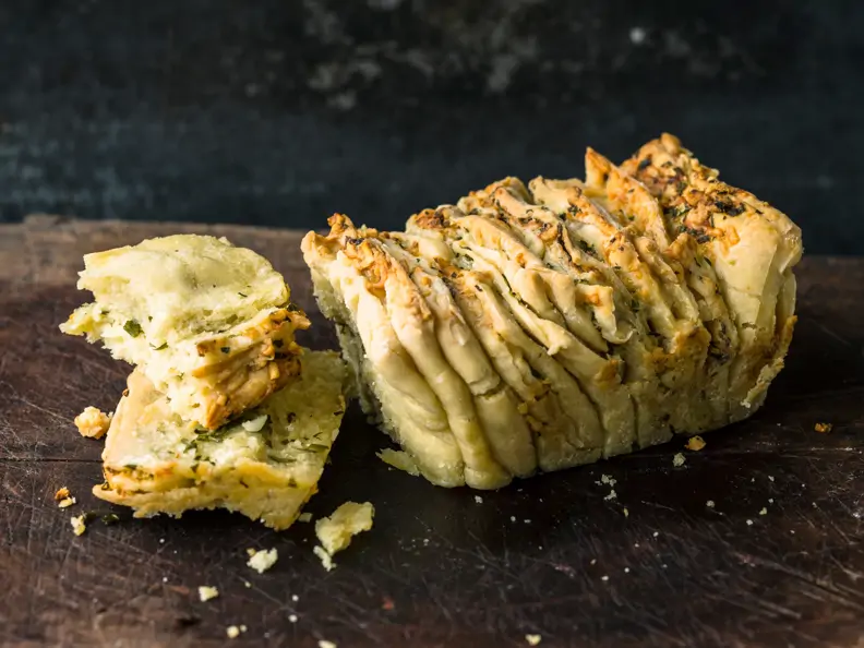 Zupfbrot mit Kräuterbutter