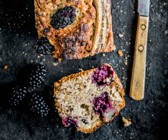 Bananenbrot mit Brombeeren