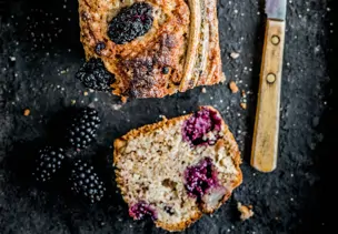 Bananenbrot mit Brombeeren