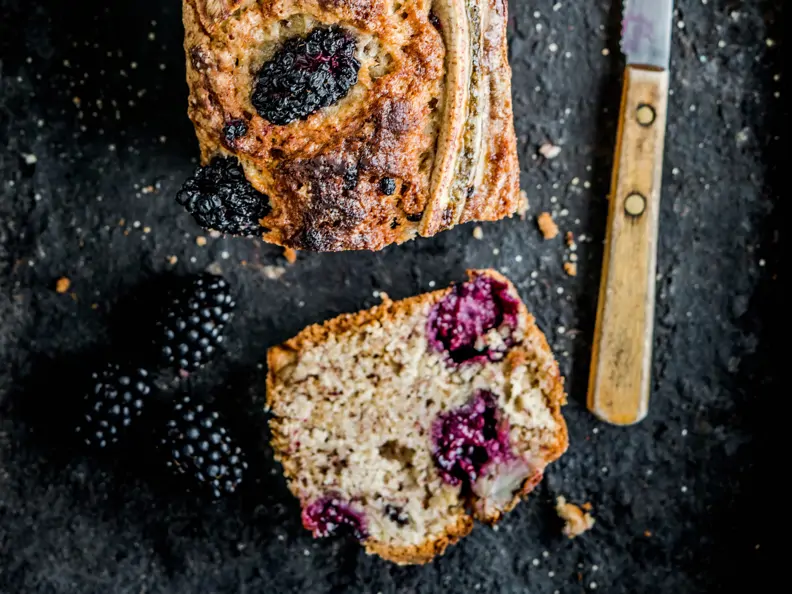 Bananenbrot mit Brombeeren
