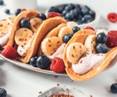 Erdbeer-Pancakes mit Heidelbeeren und Himbeeren