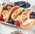 Erdbeer-Pancakes mit Heidelbeeren und Himbeeren