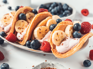 Erdbeer-Pancakes mit Heidelbeeren und Himbeeren