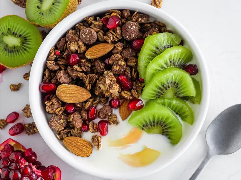 Frühstücksbowl mit ACTIVIA griechischer Art Honig