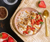 Veganes Reis-Quark-Frühstück mit Erdbeeren und Nuss-Crunchys