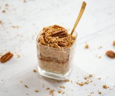 Coffee Cake Overnight Oats mit Pekannüssen