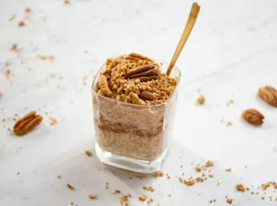 Coffee Cake Overnight Oats mit Pekannüssen