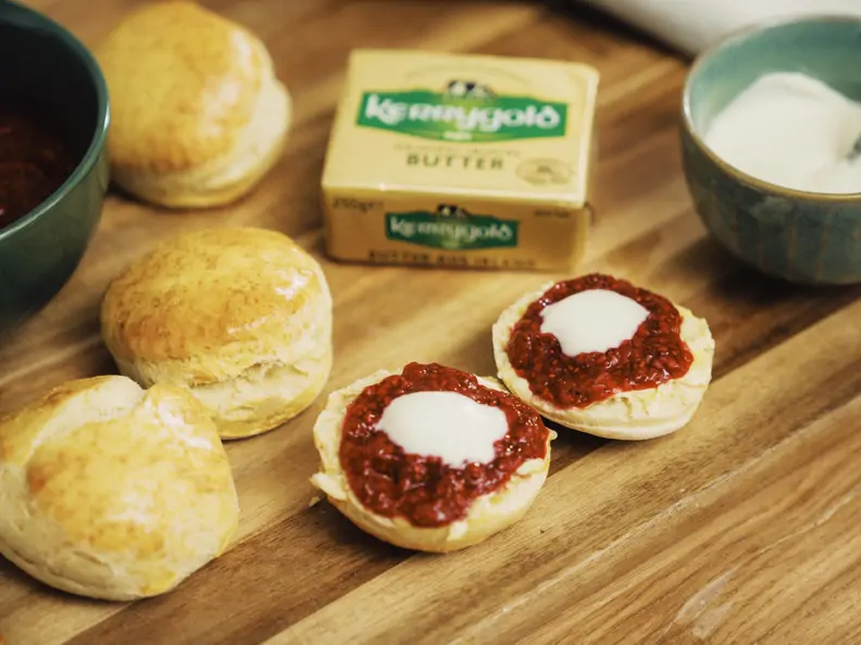 Irish Scones mit Himbeer-Chia-Marmelade