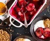 Gebackene Pflaumen mit Joghurt und Granola