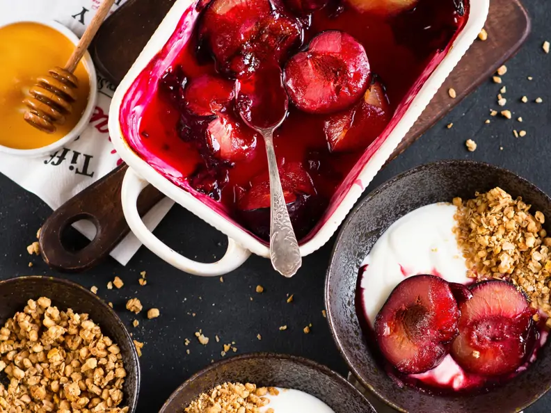 Gebackene Pflaumen mit Joghurt und Granola