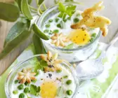 Oeufs cocotte mit Erbsen und Salbei