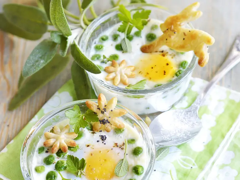 Oeufs cocotte mit Erbsen und Salbei