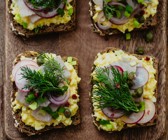 Brote mit Eieraufstrich, Hering und Radieschen