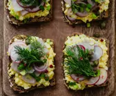 Brote mit Eieraufstrich, Hering und Radieschen
