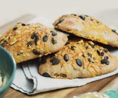 Kürbiskern-Dinkelbrötchen mit Orangen-Rosmarin-Butter
