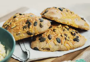 Kürbiskern-Dinkelbrötchen mit Orangen-Rosmarin-Butter