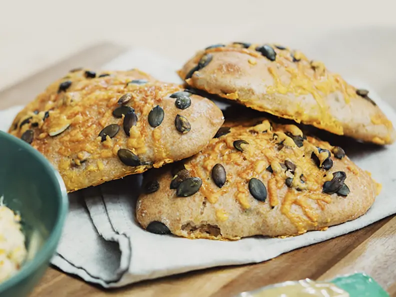 Kürbiskern-Dinkelbrötchen mit Orangen-Rosmarin-Butter
