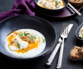 Cilbir mit Pesto-Minz-Topping und Joghurt