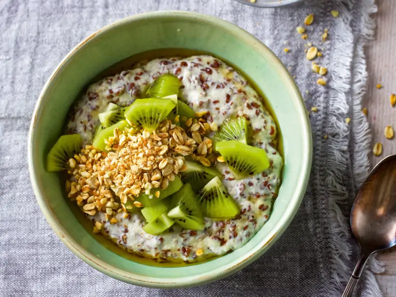 Mandel-Leinsamen-Brei mit Kiwis