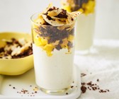 Quarkcreme mit Mango und Pumpernickel- Kokos-Crunch