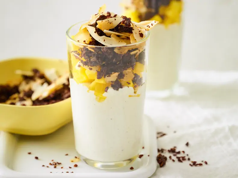 Quarkcreme mit Mango und Pumpernickel- Kokos-Crunch