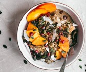 Porridge mit Kokosnuss, Kaki und Granatapfel