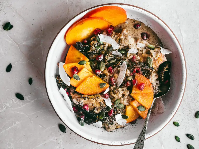 Porridge mit Kokosnuss, Kaki und Granatapfel