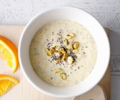Orangen-Chia-Creme mit Pistazien