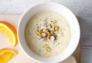 Orangen-Chia-Creme mit Pistazien
