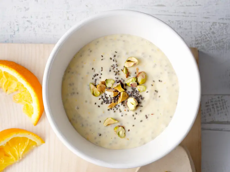 Orangen-Chia-Creme mit Pistazien