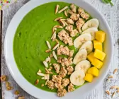 Grüne Smoothie-Bowl mit Spinat und Mango
