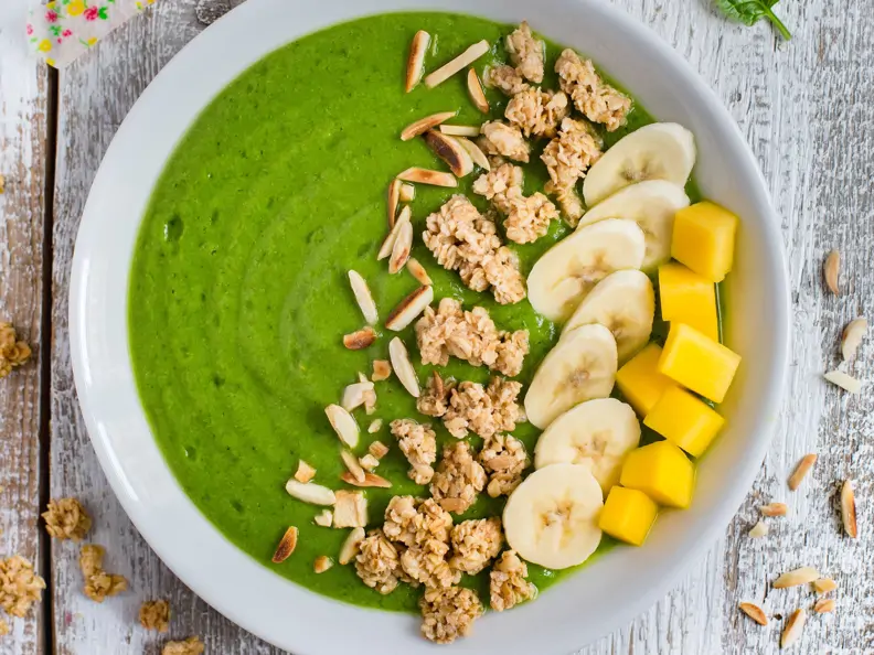 Grüne Smoothie-Bowl mit Spinat und Mango
