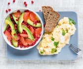 Hüttenkäse-Rührei mit Grapefruit-Avocado-Salat