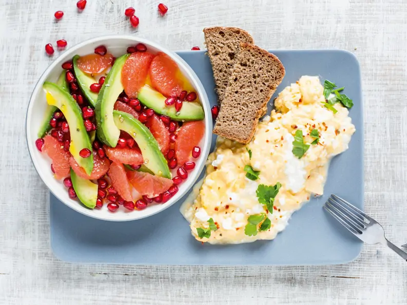 Hüttenkäse-Rührei mit Grapefruit-Avocado-Salat